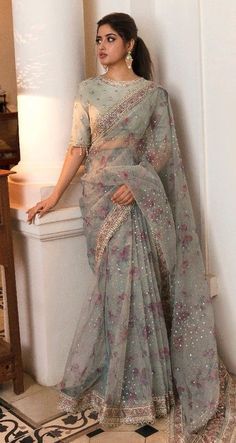 Elegant Saree Party Wear, Prom Saree, Simple Elegant Saree, Girlish Sarees For Farewell, Saree Styles For Farewell, Farewell Saree Ideas, Net Saree Designs, Farewell Dress, Eastern Clothes