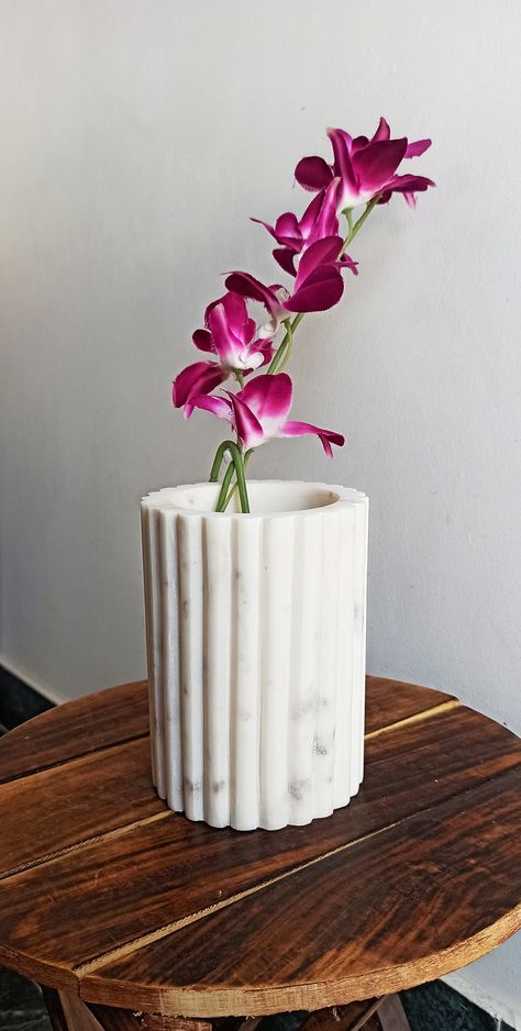 Vases Decor Bedroom, Flowers Bedroom Decor, Flowers Bedroom, Modern Decorations, Fresh Bedroom, Vase Home Decor, Flower Bedroom, Stone Vase, Marble Vase