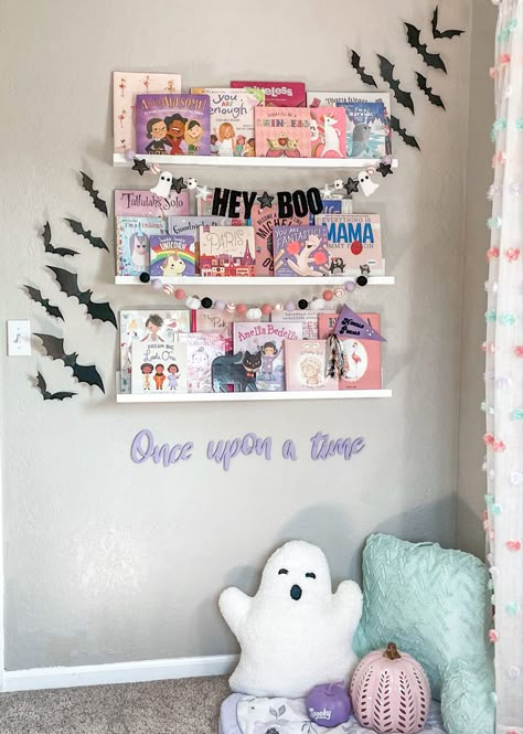 Christmas Styled Bookshelves, Halloween Kids Room Decor, Halloween Decor Kids Room, Apartment Restroom, Kids Room Halloween Decor, Kids Bedroom Halloween Decor, Halloween Bookshelf Decor Kids, Halloween Bookshelf Decor, Girly Halloween Room Decor