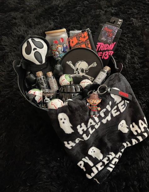 Horror Basket Ideas, Halloween Couple Basket, Emo Gift Basket, Goth Easter Basket, Spooky Gift Ideas, Goth Gift Basket, Boo Baskets For Girlfriend, Halloween Basket For Boyfriend, Halloween Boo Basket Ideas For Boyfriend