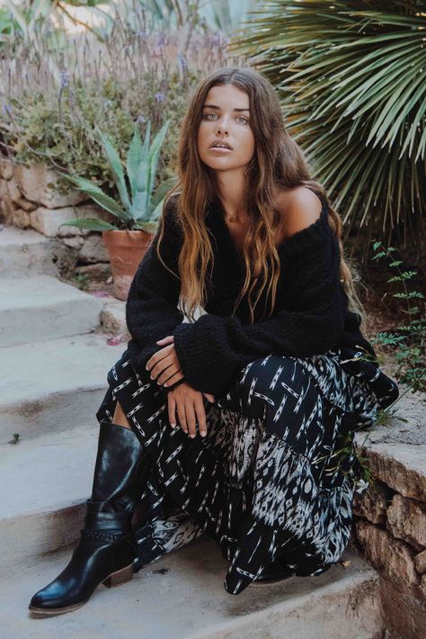 Boho Blazer Outfit, 70s Rock Style, Long Skirt Ideas, Bohemian Winter Outfits, Dark Boho Style, Gothic Fashion Casual, Dark Boho Fashion, Country Grunge, Hoc Winter