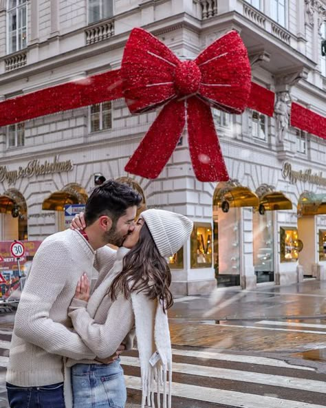 Vienna New Year, Christmas Market Photos, Poze Za Slikanje, Toronto Photoshoot, Vienna Winter, Vienna Aesthetic, London Couple, Christmas Couple Photos, Vienna Christmas