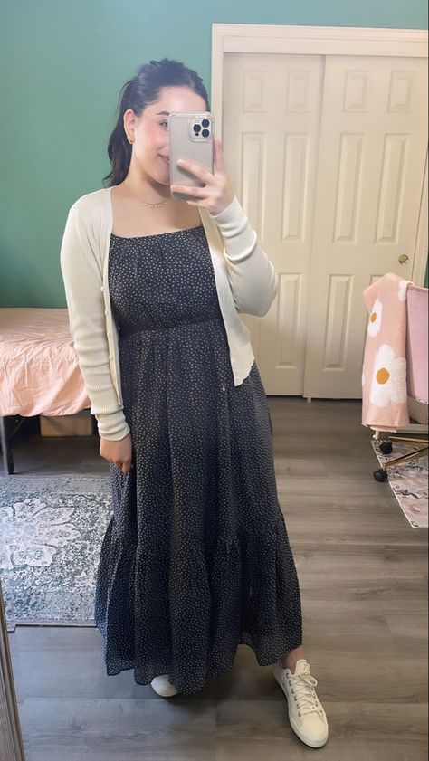 Maxi dress, chiffon dress, summer maxi, midi dress, white converse Maxi Dress With Cardigan, Chiffon Dress Summer, Maxi Dress Outfits, Maxi Vestidos, Midi Dress White, Maxi Cardigan, White Converse, Dress Chiffon, Summer Maxi