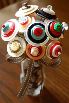 Unconventional Bouquets, Diy Button Crafts, Buttons Crafts Diy, Button Creations, Bouquet Tutorial, Button Bouquet, Weekend Crafts, Diy Buttons, Diy Bouquet