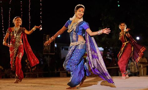 lavani queen Lavani Dance, Kashta Saree, Nauvari Saree, Galaxies Wallpaper, Traditional Dance, The Tribe, Bollywood Dance, Folk Dance, Andhra Pradesh