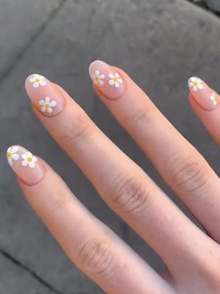 daisy nail design: simple accent Short Flower Acrylic Nails Designs, Short Nail Designs Daisy, Short Acrylic Nails Designs Flower, Short Almond Acrylic Nails Flower, Floral Round Nails, Flower Nails Minimalist, Short Oval Nails Flowers, Short Simple Flower Nails, Summer Short Oval Nails