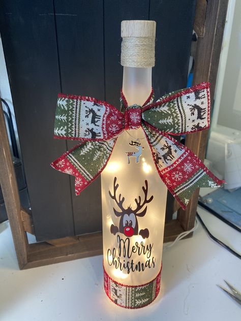 Wine Bottle Holiday Crafts, Wine Bottle Crafts Diy Easy Christmas Decorations, Decorating Wine Bottles For Christmas, Wine Bottle Cricut Ideas, Christmas Wine Bottle Painting, Christmas Bottle Ideas, Simple Bottle Art Ideas, Christmas Wine Bottles Diy, Frosted Wine Bottles