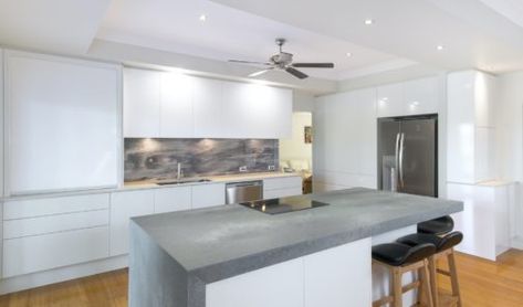 Kitchen Design Gallery | Kitchen Connection Brisbane and Queensland White Gloss Cabinets, Grey And White Kitchen, Gallery Kitchen, Kitchen Design Gallery, Kitchen Benchtops, Kitchen Design Inspiration, Free Kitchen Design, Beach House Interior Design, Gray And White Kitchen