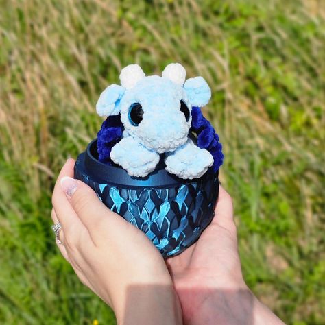 How cute is Diddy Dex the mini dragon?! And he has his own egg! Pattern, eyes and egg all by @handmadebyjodie available on her etsy shop! #crochet #amigurumi #crochetdragon #dragon #crochetamigurumi #crochetproject #crochetinspiration Pocket Dragon Crochet, Pocket Dragon, Dragon Crochet, Egg Pattern, Mini Dragon, Crochet Dragon, Market Stall, Crochet Stuff, Crochet Amigurumi