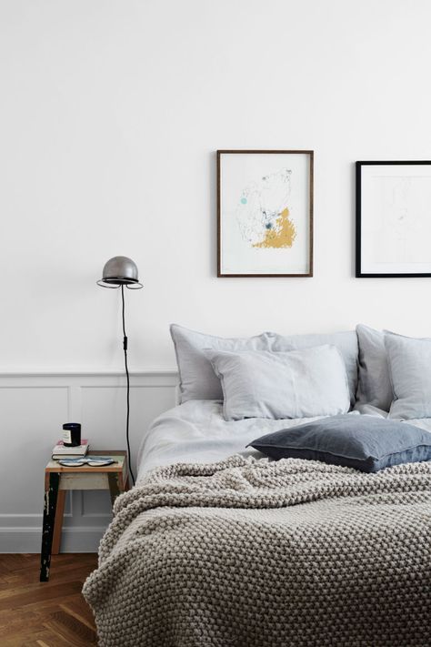 Minimalist neutral Scandinavian bedroom with vintage side table, nickel wall sconce and textured gray bedding. Scandi Bedroom, Teal Decor, Scandinavian Bedroom, Bedroom Decorating Ideas, Bedroom Decorating, Scandinavian Home, Contemporary Bedroom, Minimalist Bedroom, Cozy Bedroom