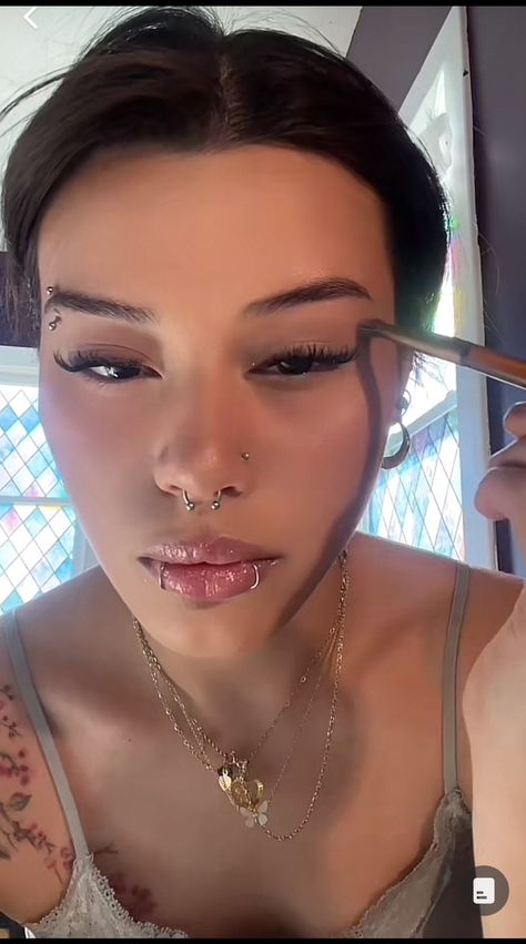 Two Eyebrow Piercing, Eyebrow Peicerings, Small Eyebrow Piercing, Face Piercing Jewelry, Nose Piercing Both Sides, Cute Eyebrow Piercing, Womens Eyebrow Piercing, Gold Facial Piercings, Unique Piercings Face