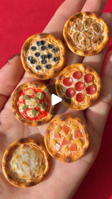 Pizza Magnet, Clay Pizza, Miniature Pizza, Pizza Shop, Mini Pizzas, Cute Miniature, Dollhouse Ideas, Pizza Pizza, Cute Clay