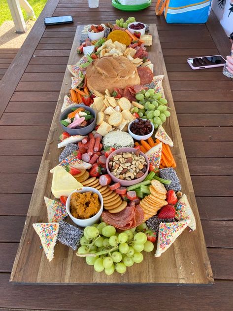 Australia Day grazing board my friend made yesterday - australia Australia Day Food, Kids Grazing Table, Australian Christmas Table, Christmas Grazing Table, Australia Day Party, Aussie Recipes, Graze Board, Australian Party, Australia Day Celebrations