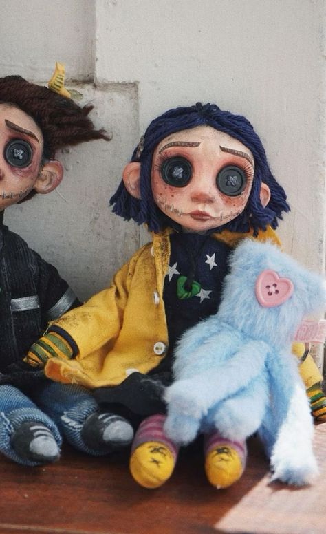 Personalized Coraline Doll, Make Coraline Doll, Coraline Doll Making, How To Make Coraline Doll, Coraline Doll Tutorial, Coraline Clay Art, Cool Dolls, How To Make A Coraline Doll, Coraline Dolls Diy