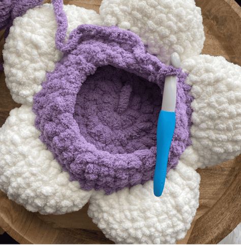 Crochet Flower Pillow Patterns Free, Chunky Crochet Pillow Pattern, Chunky Chenille Yarn Projects Crochet, Daisy Pillow Crochet Pattern Free, Crochet Amigurumi With Chunky Yarn, Cute Crochet Pillow Ideas, Crochet Chunky Flower, Puffy Yarn Crochet, Crochet Patterns Chenille Yarn