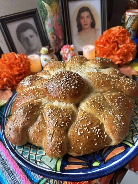 fresh baked pan de muerto Day Of The Dead Bread, Bread Of The Dead, Mexican Sweet Breads, Mexican Bread, Mexican Dessert Recipes, Mexican Chocolate, Mexican Hot Chocolate, Mexican Dessert, Easy Mexican