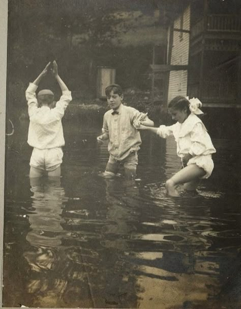 1910s Aesthetic, Retro Pics, Funny Vintage Photos, Vintage Foto's, Ordinary Life, Children Playing, Photo Journal, Old Pics, Photo Vintage