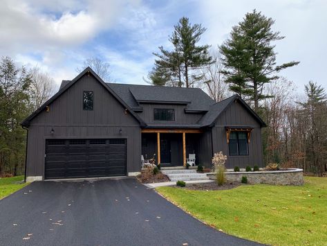 Dark Modern Farmhouse Exterior, Dark Exterior House Colors, Modern Home Entrance, Dark Exterior House, Modern Entry Doors, Outside House Colors, Lake Houses Exterior, Modern Entry, Exterior House Color