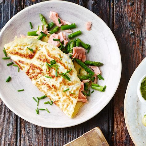 Salmon, asparagus and chive omelette Asparagus Omelette, Omelette Healthy, Healthy Omelette, Recipe For Salmon, Salmon Asparagus, Ww Recipe, Salmon And Asparagus, How To Cook Asparagus, Nutritious Diet