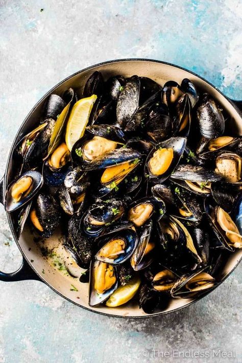 Mussels Recipe White Wine, Garlic Mussels, Mussels In White Wine, Perfect Baked Chicken Breast, Cooking Mussels, White Wine Recipes, Wine Recipe, Mussels Recipe, Shellfish Recipes