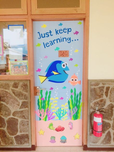 40+ Summer Bulletin Board decor & Classroom door decor ideas for 2019 - Hike n Dip Classroom Door Decor Ideas, Preschool Classroom Themes, Summer Bulletin Board, Preschool Door, Classroom Door Decor, Door Decor Ideas, Disney Themed Classroom, Summer Bulletin Boards, Ocean Theme Classroom