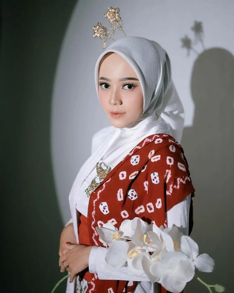 Kebaya kutubaru - baju adat Jawa. Pakaian tradisional Indonesia. Javanese traditional dress. Pic from instagram: hellofea.official #culture #budaya #batik #clothes #attire #outfit #hijab #costume Ide Prewedding, Indonesia Traditional, Dress Pic, Adat Jawa, Traditional Clothes, Outfit Hijab, Traditional Dress, Traditional Clothing, From Instagram