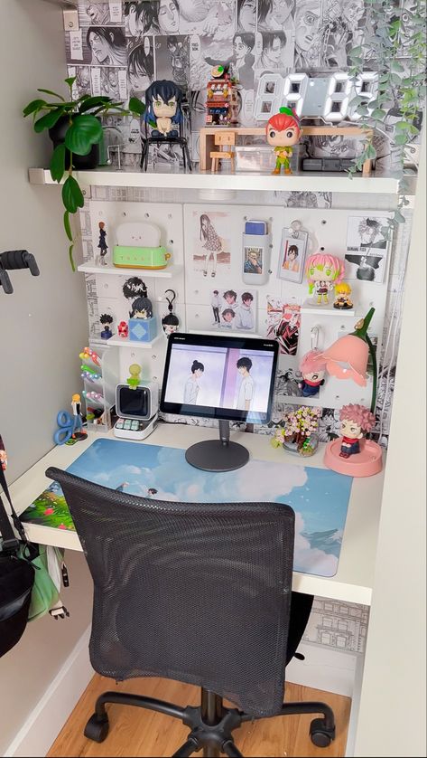 Desk Anime Decor, Anime Desk Ideas, Anime Shelves, Desk Anime, Anime Display, Anime Bedroom Ideas, University Rooms, Nerd Room, Pretty Desks