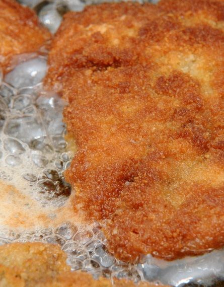 Cotoletta alla milanese: come preparare una cotoletta a regola d'arte Pork Milanese, Milanese Recipe, Schnitzel Recipes, Veal Cutlet, Veal Recipes, Pork Cutlets, Best Cheese, Italian Dishes, Butter Chicken