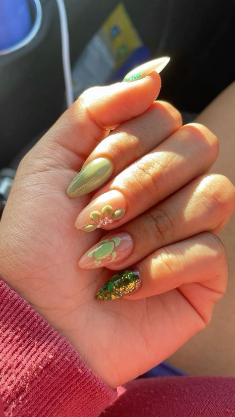 Nails With Turtle Design, Nail Art Turtle, Turtle On Nails, Turtle Nail Ideas, Turtle Nails Design, Sea Turtle Nails, Green Nails Glitter, Nails Turtle, Green Sparkly Nails