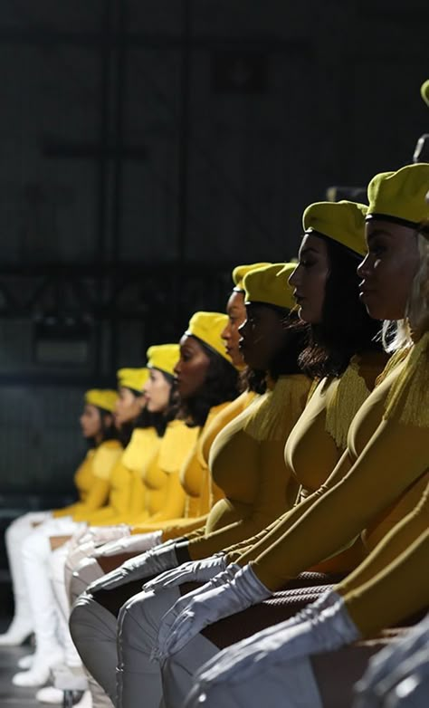 Beyoncé 's Backup Dancers Beyonce Dancers, Beyonce Coachella, Sweat Towel, Dance Uniforms, Beyonce Photos, Black Dancers, Queen Bee Beyonce, Laws Of Physics, Dance Dreams