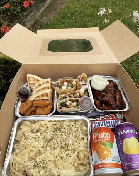 Junk Food Picnic, Birthday Food Box Ideas, Picnic For 2, Food Tray Ideas, American Deli, Backyard Party Food, Event Food Ideas, Healthy Bento Lunches, Healthy Bento