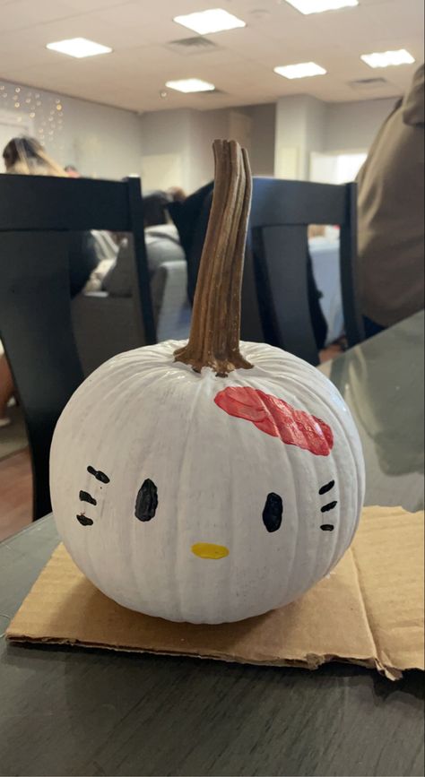 Easy Paintings On Pumpkins, Mini Painting Pumpkin Ideas, Funny Painting Pumpkin Ideas, Pumpkin Drawing Ideas On A Pumpkin, My Melody Pumpkin Painting, Things To Draw On Pumpkins, Cute Ideas For Pumpkin Painting, Painting Pumpkin Ideas For Kids, Cute Things To Paint On A Pumpkin