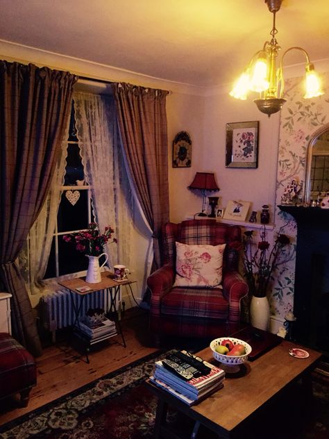 Cottage living room Small Cottage Living Room Ideas Vintage, Small Cottage Core Living Room, Small Living Room Ideas Vintage, 90s Aesthetic Home Decor, Quaint Living Room, Grannycore Living Room, Acnh Cottage Living Room, Cosy Vintage Living Room, Cottage Home Living Room