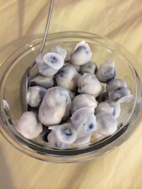 Frozen Yogurt Covered Blueberries, Blueberry Frozen Yogurt, Yogurt Covered Blueberries, Frozen Yogurt Blueberries, Blueberry Snacks, Blueberry Yogurt, Healthy Food Dishes, Healthy Food Motivation, Healthy Lifestyle Food