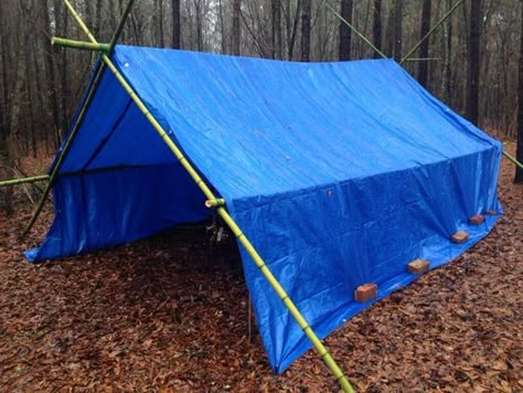 1000 Lifehacks, Zelt Camping, Tarp Shelters, Bushcraft Shelter, Outdoor Skills, Bush Craft, Survival Hacks, Survival Skills Life Hacks, Survival Ideas