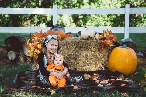 Fall photo shoot, Fall photography. Halloween photos. Baby photo ideas. sibling photos Fall Newborn Pictures, Baby Holiday Photos, Baby Photo Ideas, Photography Halloween, Fall Photo Shoot, Toddler Pictures, Sister Photography, Newborn Halloween, Sibling Photos