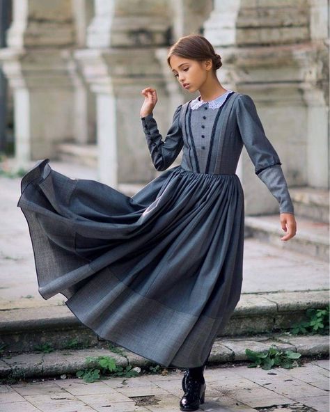 Model Pose, Old Fashion Dresses, Old Dresses, Retro Mode, Vestidos Vintage, Historical Dresses, Historical Fashion, Looks Vintage, Lolita Fashion