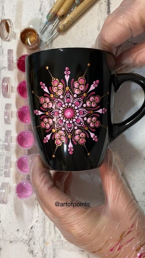 Glass Painting Patterns, Painted Coffee Mugs, Mandala Rock Art, Glass Painting Designs, Art Painting Tools, Mandala Art Therapy, Diy Glass Bottle Crafts, Pottery Painting Designs, Mandala Art Lesson