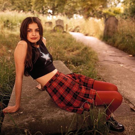 Hope Sandoval lead singer of Mazzy Star at St. John's Wood London 1990 Hope Sandoval, Bianca Jagger, Charlotte Rampling, Mazzy Star, Female Musicians, Oui Oui, Alexa Chung, Dress Code, Young Woman