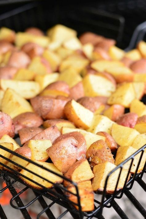 Roasted Garlic Potatoes in a grilling basket on the grill Grill Basket Recipes, Cook Potatoes In Oven, Roasted Red Skin Potatoes, Roasted Baby Red Potatoes, Roasted Garlic Potatoes, Garlic Potatoes Recipe, Baked Red Potatoes, Oven Roasted Red Potatoes, Cheesy Ranch Potatoes