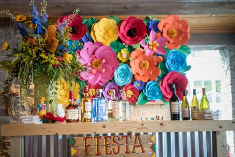 Evite Fiesta Bar and Backdrop Colorful Cocktail Party, Mexican Garden Party, Spanish Party Aesthetic, Mexican Bar Ideas, Spanish Fiesta Party, Mexican Theme Backdrop Ideas, Classy Fiesta Theme Party, Fiesta Graduation Party, 40th Fiesta