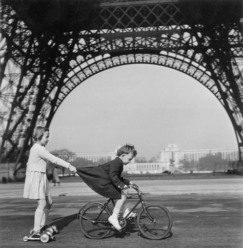 Two children under the Eiffel Tower, Paris, 1943. Photographed by Robert Doisneau. Marc Riboud, Willy Ronis, Robert Doisneau, French Photographers, Street Photo, Photojournalism, Vintage Photography, White Photography, Palm Springs