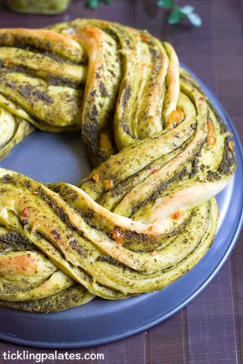 Savory Bread Wreath, Wreath Bread Recipe, Platted Bread Recipe, Bread Wreath Braided, Pesto Wreath, Pesto Babka, Plaited Bread Recipe, Pesto Bread Recipe, Christmas Wreath Bread