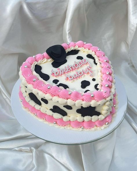 Birthday baby ✨ 2 cow prints from this weekend! #buttercream #buttercreamcakes #buttercreamcake #cake #cakedecorating #cakedesign #wilton… | Instagram post from Tay (@geminicakedesign) Disco Cowgirl Cake, Cow Print Cakes, Western Birthday Cakes, Cowgirl Birthday Cakes, Cow Birthday Cake, Cow Print Birthday, 19th Birthday Cakes, Cowgirl Cakes, Cow Prints