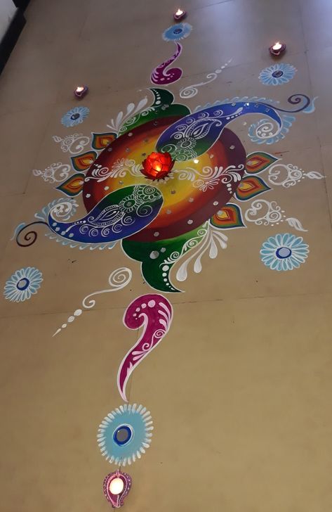 Mirror Rangoli Designs, Mirror Rangoli, Painting With Mirror, Alpana Designs, Rangoli Painting, Banana Leaf Decor, Rangoli Photos, Kalash Decoration, Alpona Design