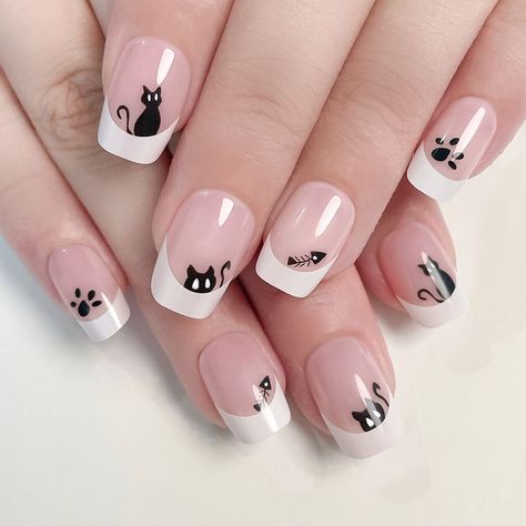 Black cats are a Halloween staple, and this nail design captures their mysterious charm perfectly. Paint a few sleek black cats on your nails, and you’ll have a classic look that’s both cute and spooky. Nail Pink French, Black Cat Nails, Cat Nail Designs, Black And White Nail Designs, Y2k Halloween, Cat Nail Art, Nail Pink, Black Cat Design, Square Press On Nails