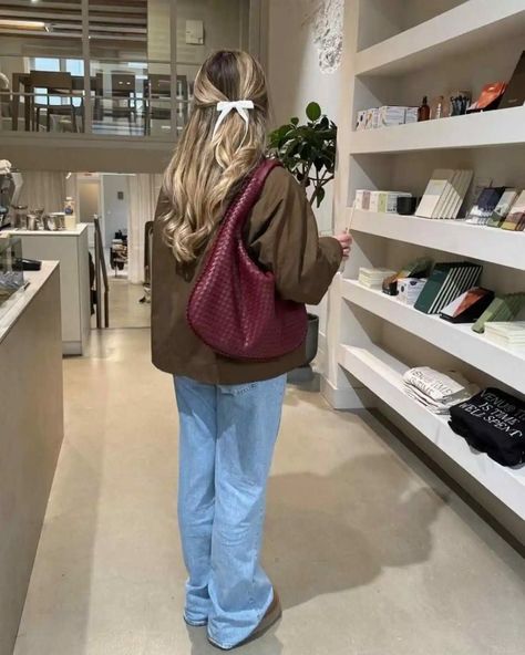 Red Bag Outfit, Fall Fashion Trends Casual, Uggs Tasman, Dinner Outfit Summer, Amsterdam Outfit, Dinner Outfit Fall, Outfit With Uggs, Uni Fits, Uggs Outfits