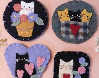 Felt Coasters, Söt Katt, Felt Embroidery, Wool Projects, Felt Cat, Felt Brooch, Cat Crafts, Felt Christmas Ornaments, Wool Crafts