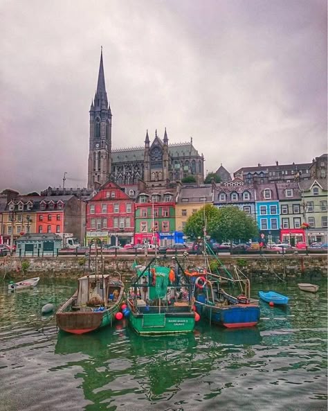 Moody skies can’t dampen the bright and boisterous colours of Cobh. Stroll along the harbour as the boats bob on the waves, and relax into the slow and easy pace of seaside life… This photo comes to us courtesy of @elisa_fag County Cork Ireland | Things to See and Do https://lovetovisitireland.com/county-cork-ireland-things-to-see-and-do/ Ireland Pubs, Backpacking Ireland, Ireland Aesthetic, Ireland Weather, Ireland Hotels, Ireland Pictures, County Cork Ireland, Love Ireland, County Cork