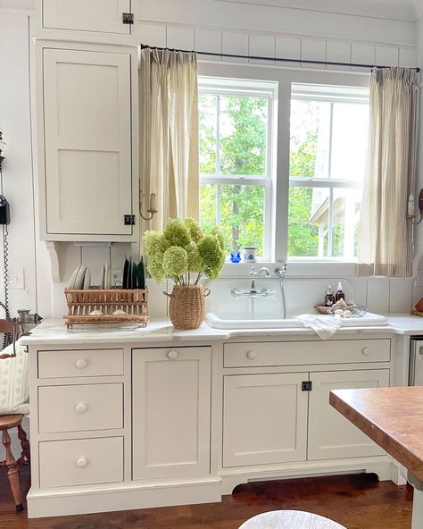 Old Sink New House - Thorn Cove Abode Kitchen Sink Curtains, Vintage Kitchen Sink, Window Over Sink, Cafe Curtains Kitchen, Kitchen Facelift, Vintage Sink, Home Nyc, Old Sink, Vintage Tub